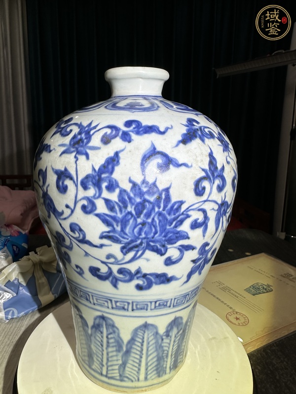 古玩陶瓷青花纏枝花卉紋梅瓶真品鑒賞圖