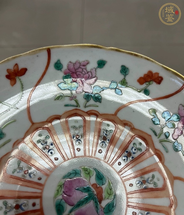 古玩陶瓷花卉紋粉彩盤真品鑒賞圖