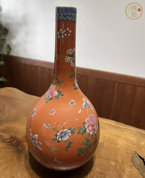 古玩陶瓷珊瑚紅釉粉彩折枝花卉紋膽式瓶真品鑒賞圖