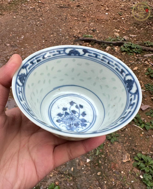 古玩陶瓷青花花卉紋玲瓏瓷茶碗真品鑒賞圖