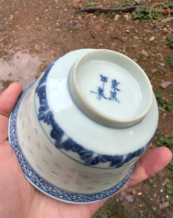 古玩陶瓷青花花卉紋玲瓏瓷茶碗真品鑒賞圖