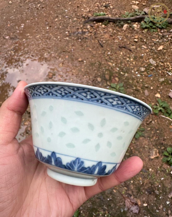 古玩陶瓷青花花卉紋玲瓏瓷茶碗真品鑒賞圖