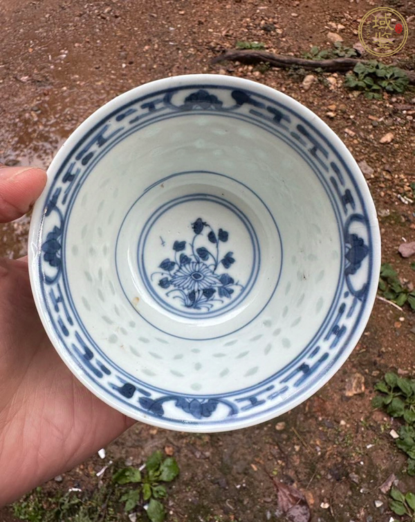 古玩陶瓷青花花卉紋玲瓏瓷茶碗真品鑒賞圖