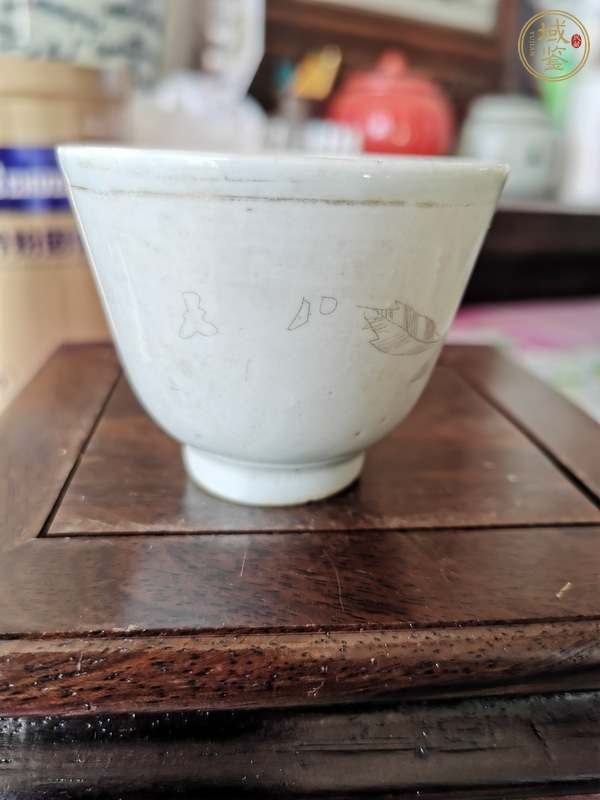 古玩陶瓷白釉刻瓷花卉紋仰鐘杯真品鑒賞圖