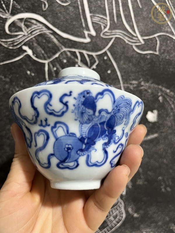 古玩陶瓷青花獅子滾繡球紋蓋碗真品鑒賞圖