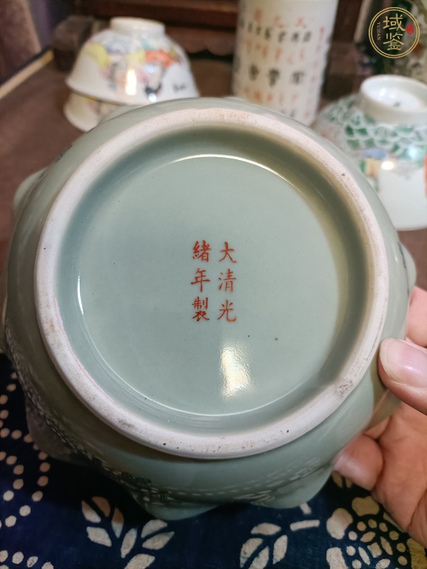 古玩陶瓷蟈蟈花蝶紋豆青釉粉彩花口貢碗真品鑒賞圖