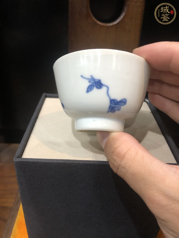 古玩陶瓷花卉紋青花杯真品鑒賞圖