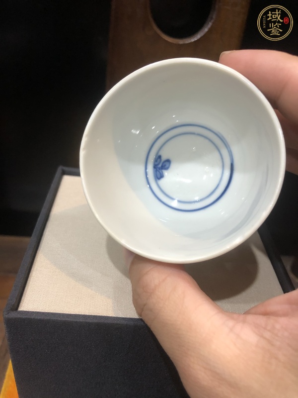 古玩陶瓷花卉紋青花杯真品鑒賞圖