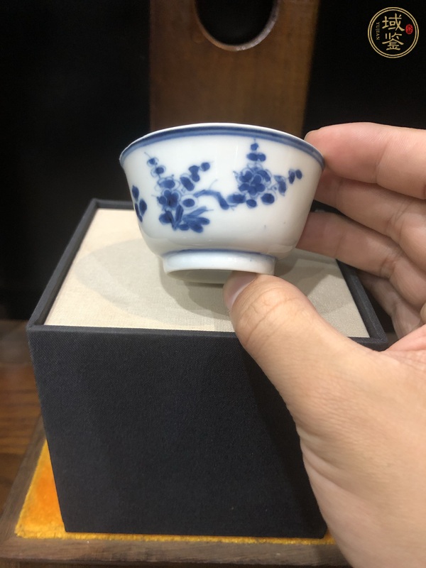 古玩陶瓷花卉紋青花杯真品鑒賞圖