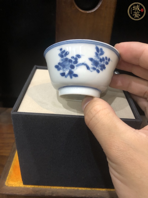 古玩陶瓷花卉紋青花杯真品鑒賞圖