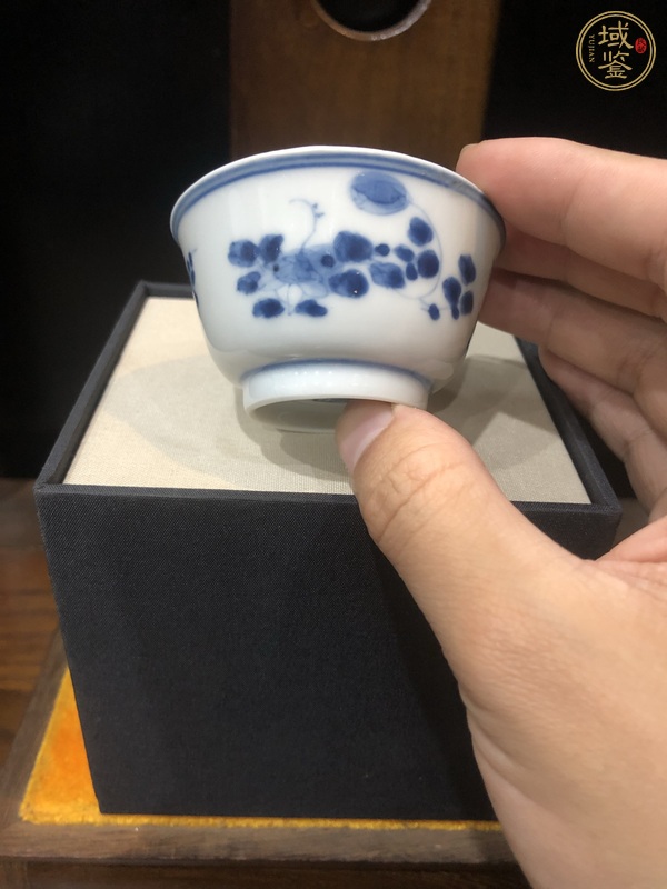 古玩陶瓷花卉紋青花杯真品鑒賞圖