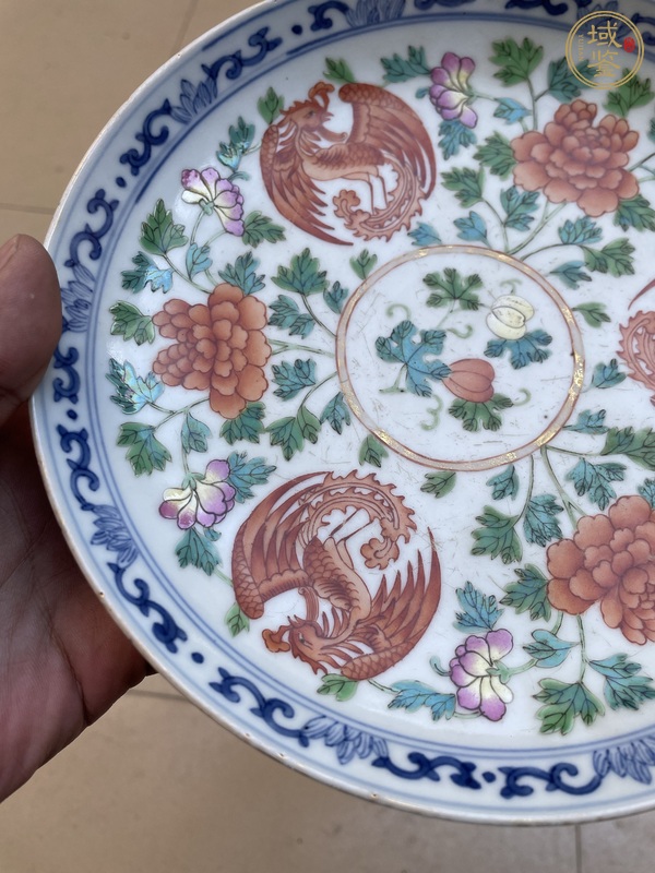 古玩陶瓷清乾隆青花粉彩團(tuán)鳳花卉紋盤真品鑒賞圖