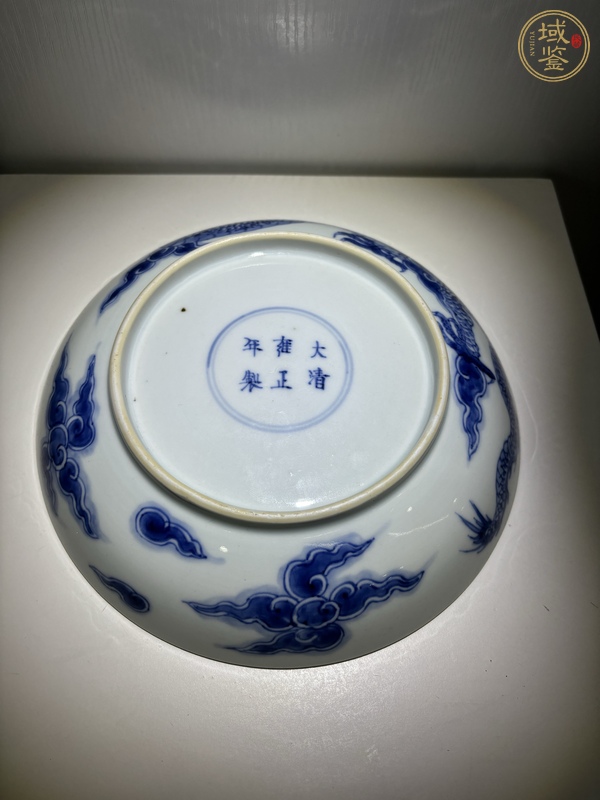 古玩陶瓷清雍正青花過墻龍紋盤真品鑒賞圖