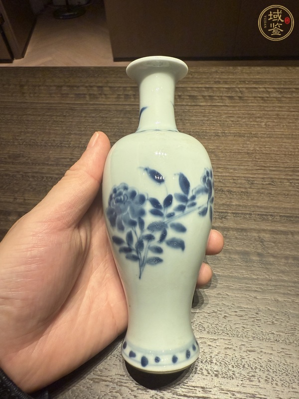 古玩陶瓷花卉紋青花瓶真品鑒賞圖