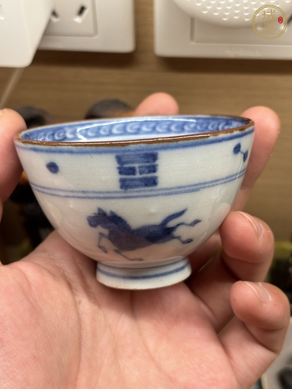 古玩陶瓷日本明治青花三馬圖茶杯真品鑒賞圖