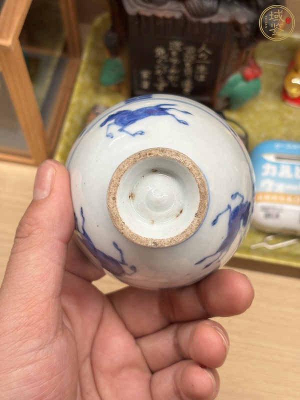 古玩陶瓷日本明治青花三馬圖茶杯真品鑒賞圖