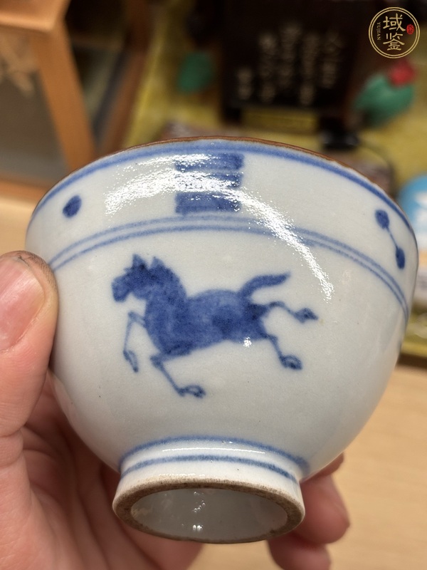 古玩陶瓷日本明治青花三馬圖茶杯真品鑒賞圖