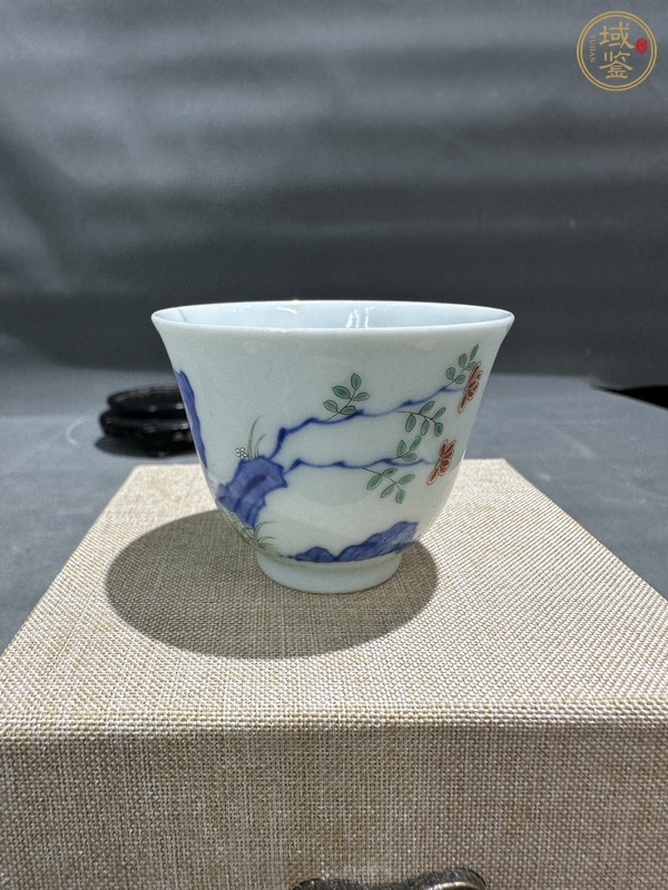 古玩陶瓷青花加彩花卉杯真品鑒賞圖