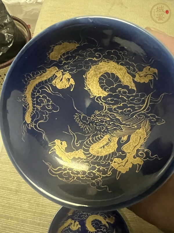 古玩陶瓷藍釉描金龍紋盤真品鑒賞圖