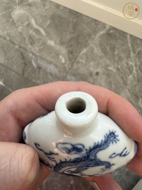 古玩陶瓷晚清青花龍紋鼻煙壺真品鑒賞圖