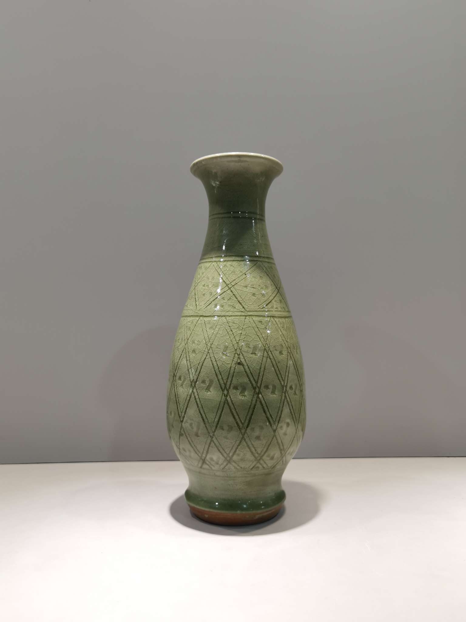 域鉴古玩】明代龙泉釉玉壶春瓶拍卖价格/图片/值多少钱