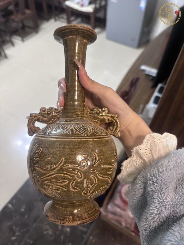 古玩陶瓷刻花雙耳瓶真品鑒賞圖