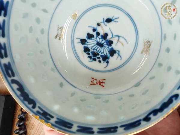 古玩陶瓷青花加彩花卉紋玲瓏瓷茶碗真品鑒賞圖