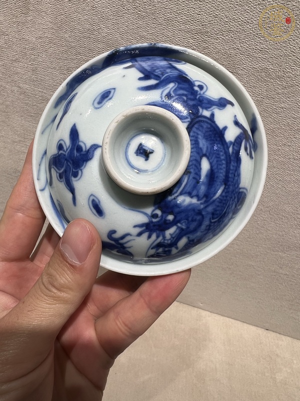 古玩陶瓷過(guò)墻龍紋青花蓋杯真品鑒賞圖