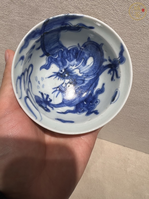 古玩陶瓷過(guò)墻龍紋青花蓋杯真品鑒賞圖