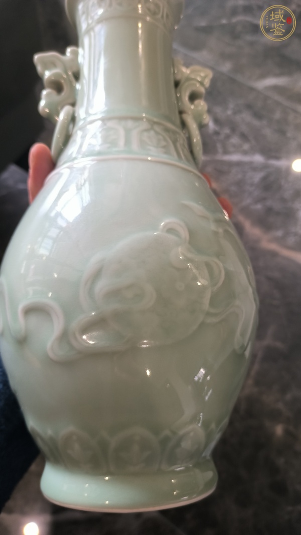 古玩陶瓷仿龍泉青釉獅子紋獸耳瓶真品鑒賞圖