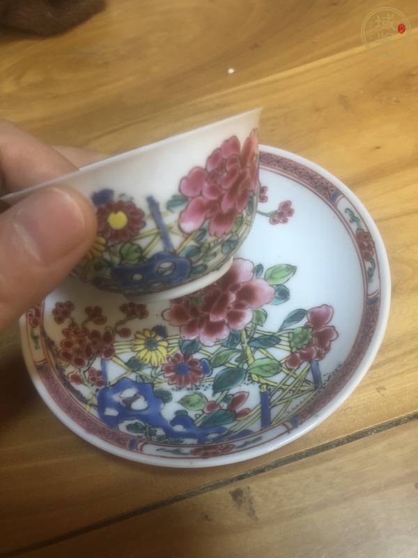 古玩陶瓷花卉紋粉彩杯盤真品鑒賞圖