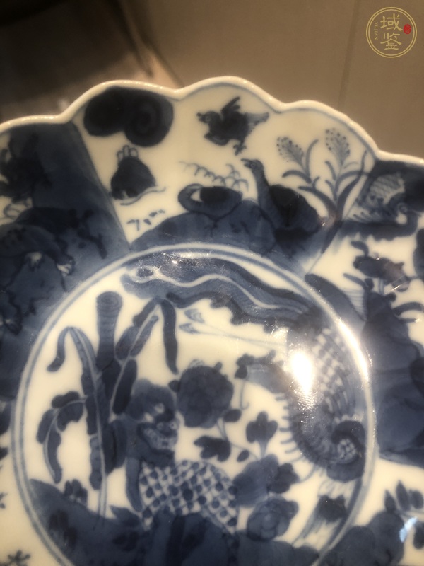 古玩陶瓷花卉紋青花盤真品鑒賞圖