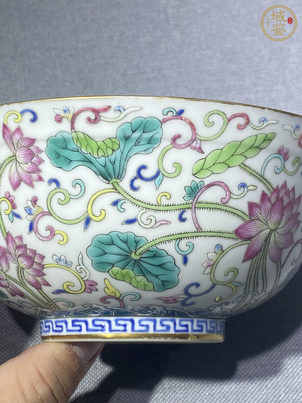 古玩陶瓷內(nèi)青花外粉彩荷蓮紋宮式碗真品鑒賞圖