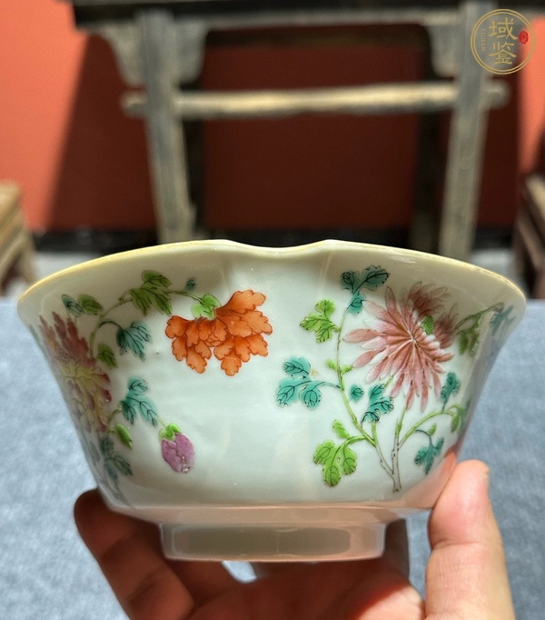 古玩陶瓷粉彩四季花卉紋花口碗真品鑒賞圖