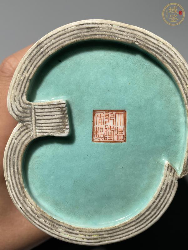 古玩陶瓷花蝶紋書卷型筆筒(疑似后彩)真品鑒賞圖