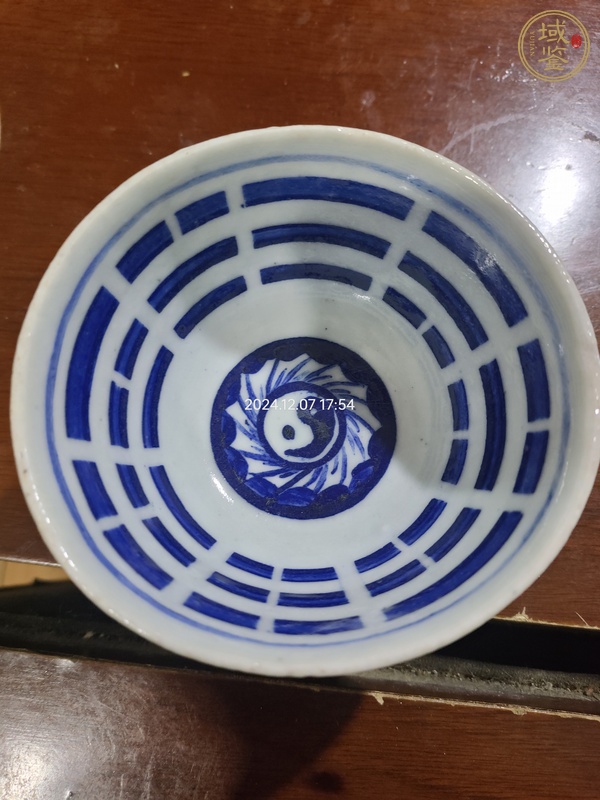 古玩陶瓷外豆青釉內青花八卦紋茶碗真品鑒賞圖