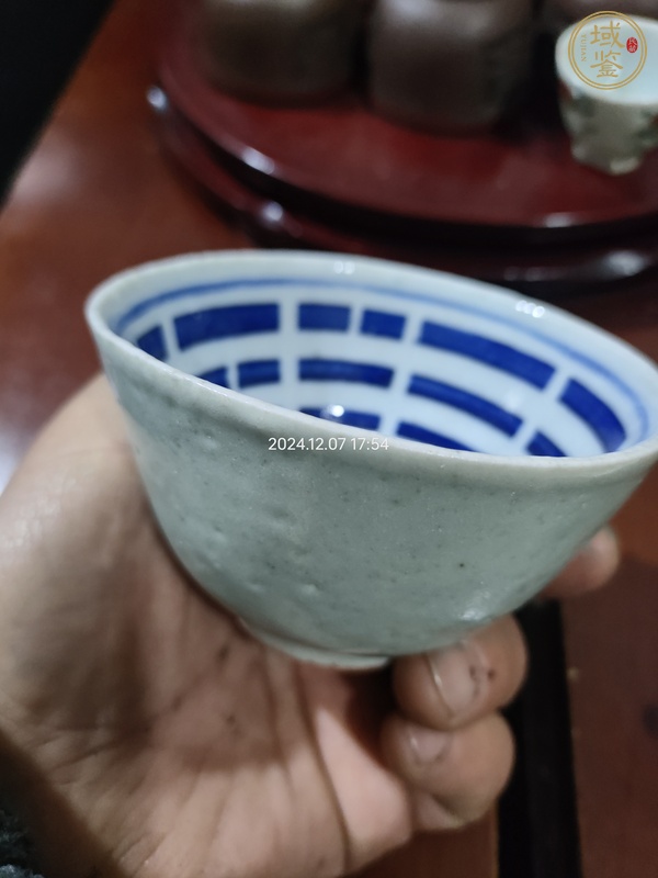 古玩陶瓷外豆青釉內(nèi)青花八卦紋茶碗真品鑒賞圖