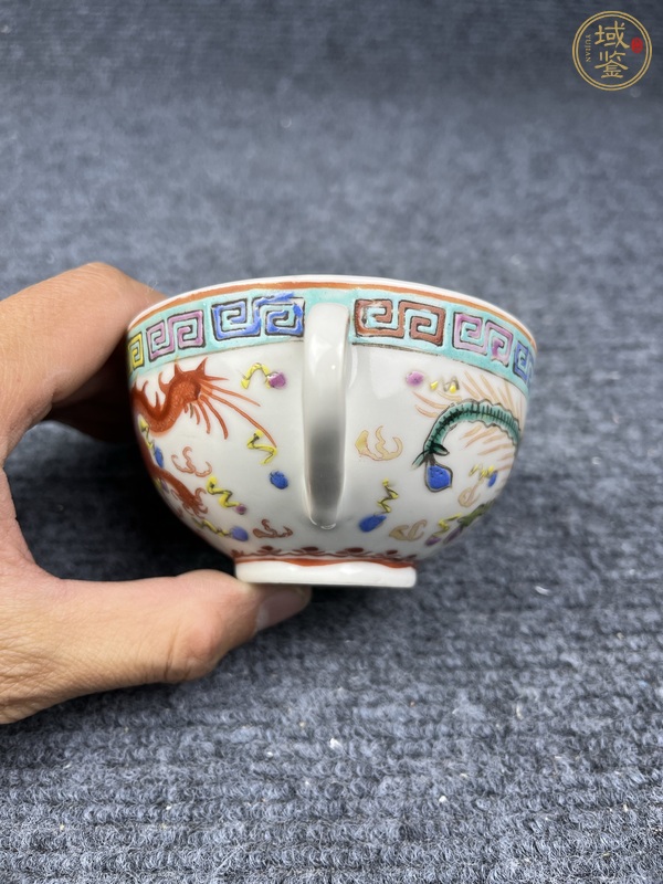 古玩陶瓷粉彩龍鳳紋把杯真品鑒賞圖