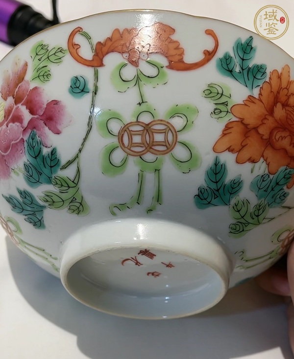 古玩陶瓷粉彩花卉紋碗真品鑒賞圖