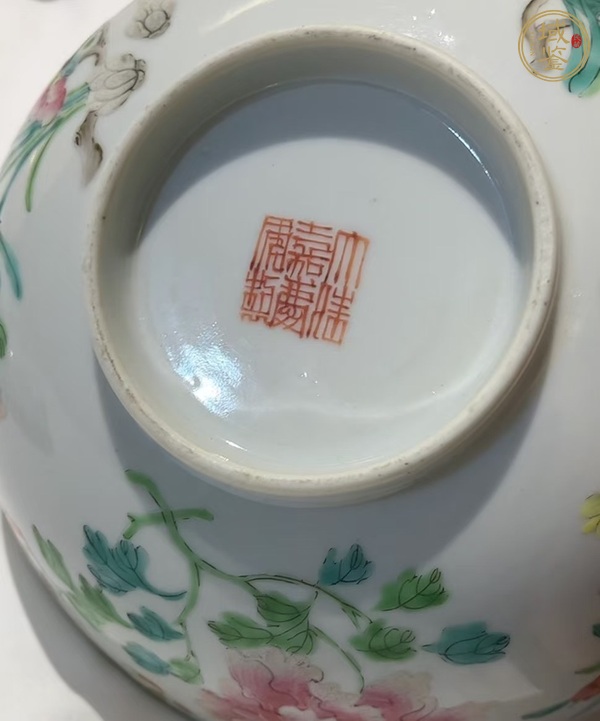 古玩陶瓷粉彩四季花卉紋碗真品鑒賞圖