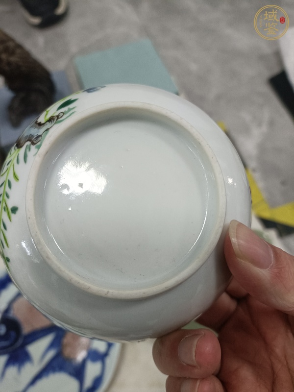 古玩陶瓷粉彩蝴蝶花卉紋碗真品鑒賞圖