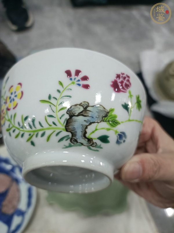 古玩陶瓷粉彩蝴蝶花卉紋碗真品鑒賞圖