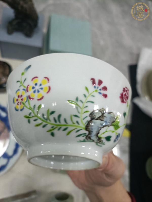 古玩陶瓷粉彩蝴蝶花卉紋碗真品鑒賞圖