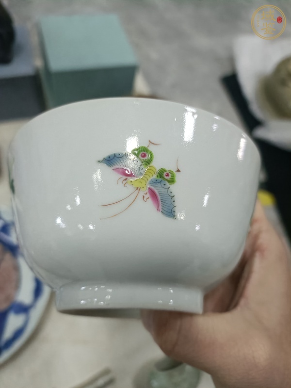 古玩陶瓷粉彩蝴蝶花卉紋碗真品鑒賞圖