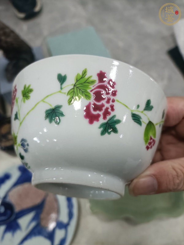 古玩陶瓷粉彩蝴蝶花卉紋碗真品鑒賞圖