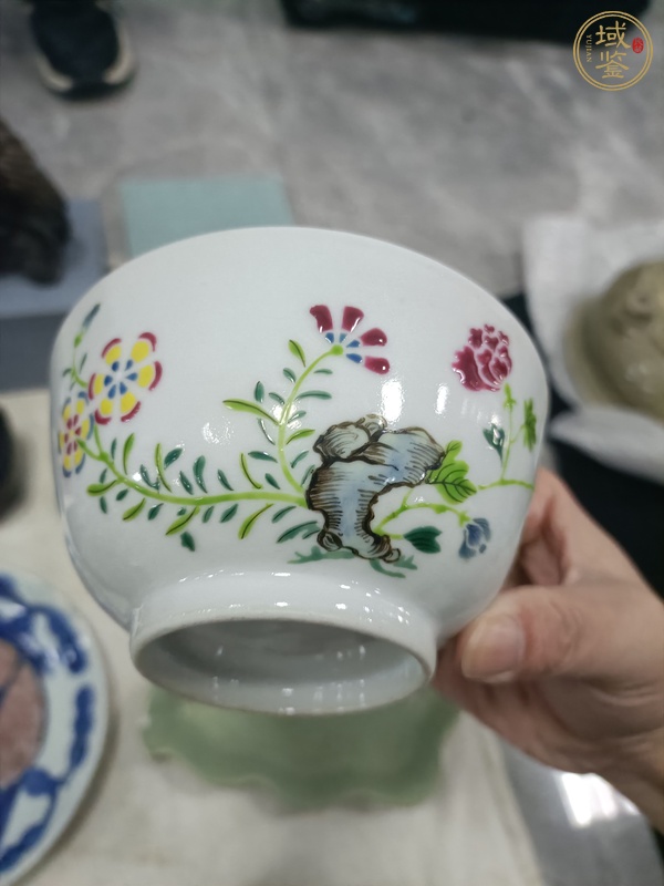 古玩陶瓷粉彩蝴蝶花卉紋碗真品鑒賞圖