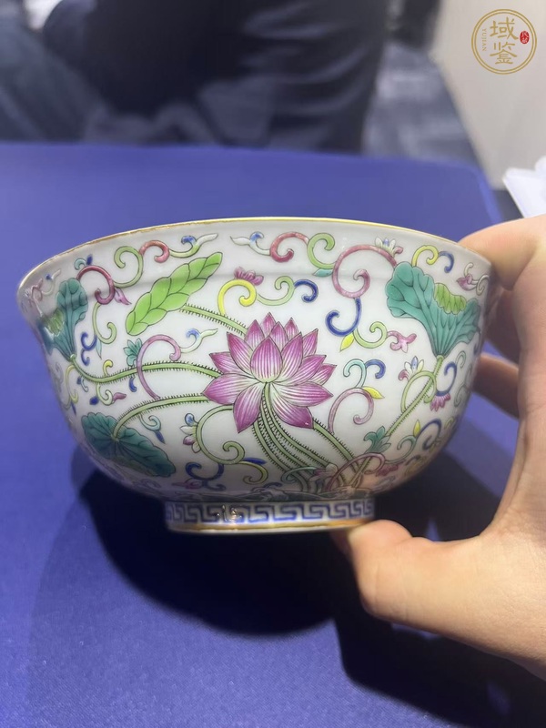 古玩陶瓷內(nèi)青花外粉彩荷蓮紋宮式碗真品鑒賞圖