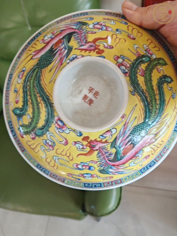 古玩陶瓷黃地粉彩龍鳳紋蓋碗真品鑒賞圖