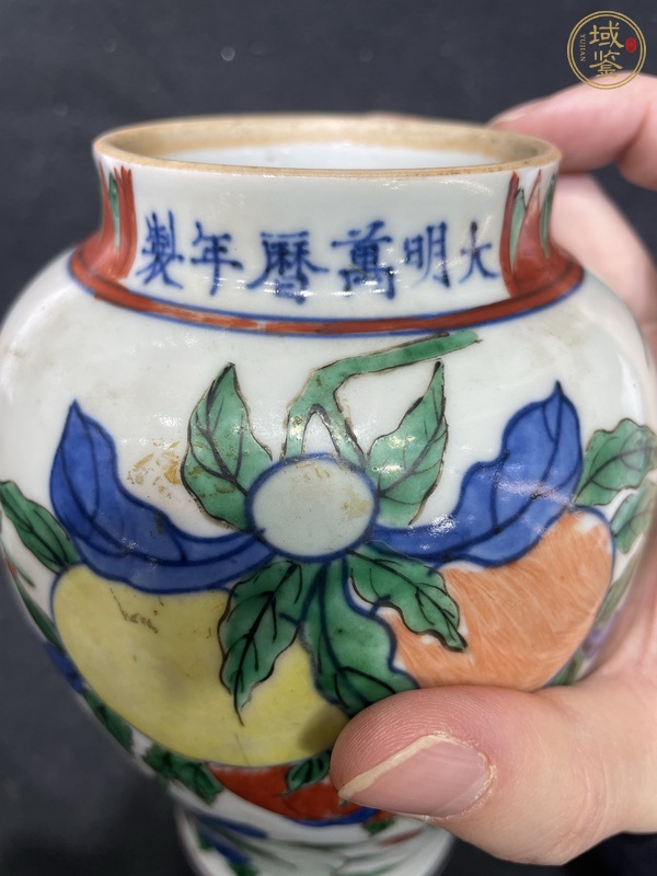 古玩陶瓷青花五彩三多紋蓋罐真品鑒賞圖