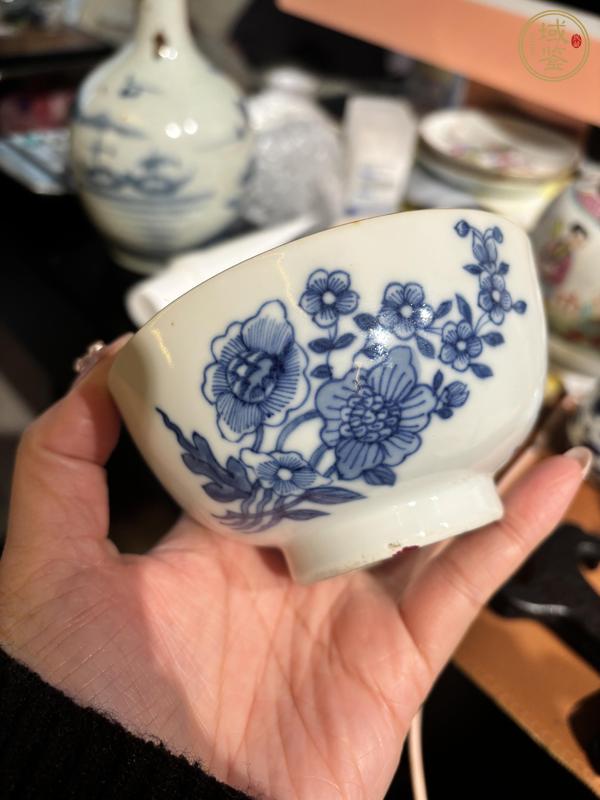 古玩陶瓷清乾隆 青花花卉紋小杯真品鑒賞圖